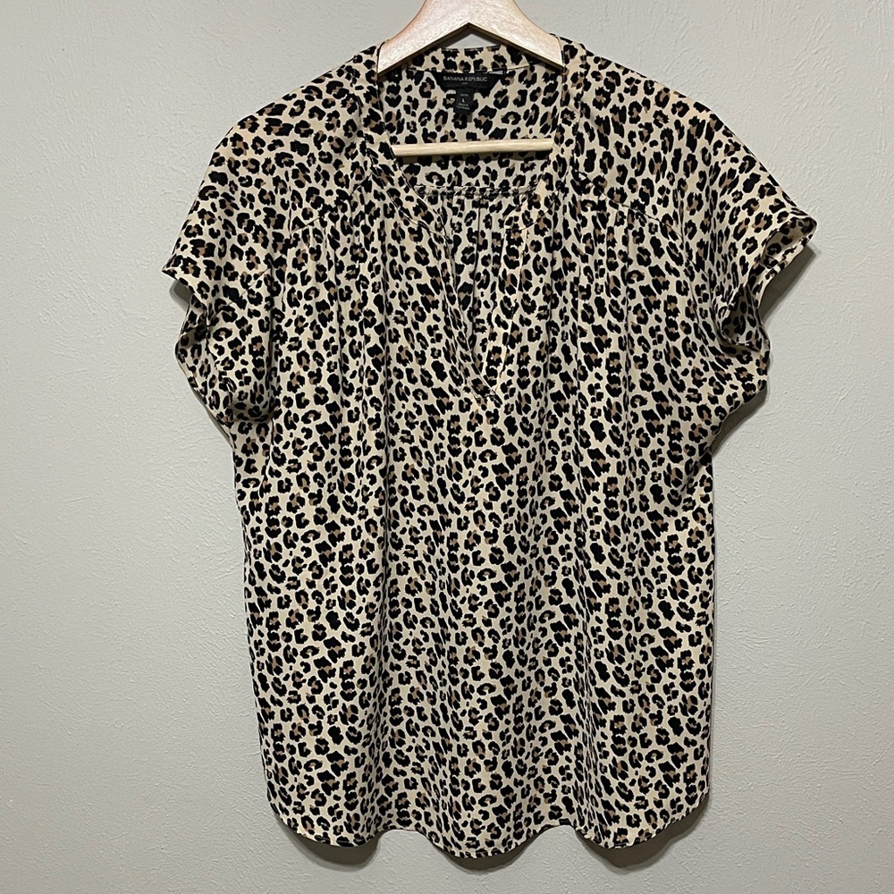 Banana Republic Leopard Print v-neck short-sleeve Blouse, Petite Large